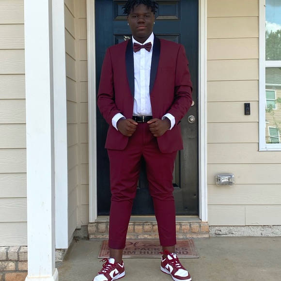 Prom or homecoming suit - Picture 1 of 3